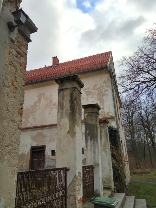 Pałac w Milinie - filary od strony zachodniej 2015