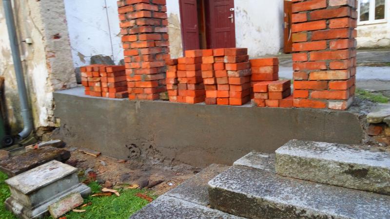 Pałac w Milinie - filary w odbudowie 2017