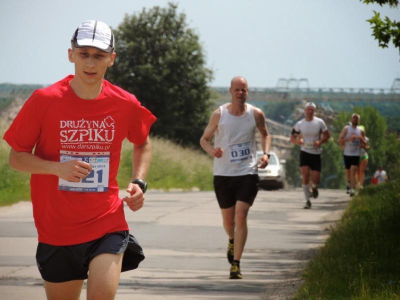 Bieg Mietkowski 2013 biegacze na trasie