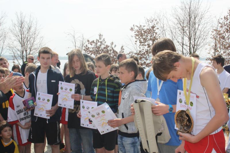 Biegi przełajowe nad Zalewem Mietkowskim 2012 dekoracja mężczyzn