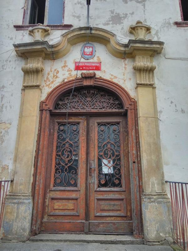 Pałac w Milinie  - portal wejściowy 2015