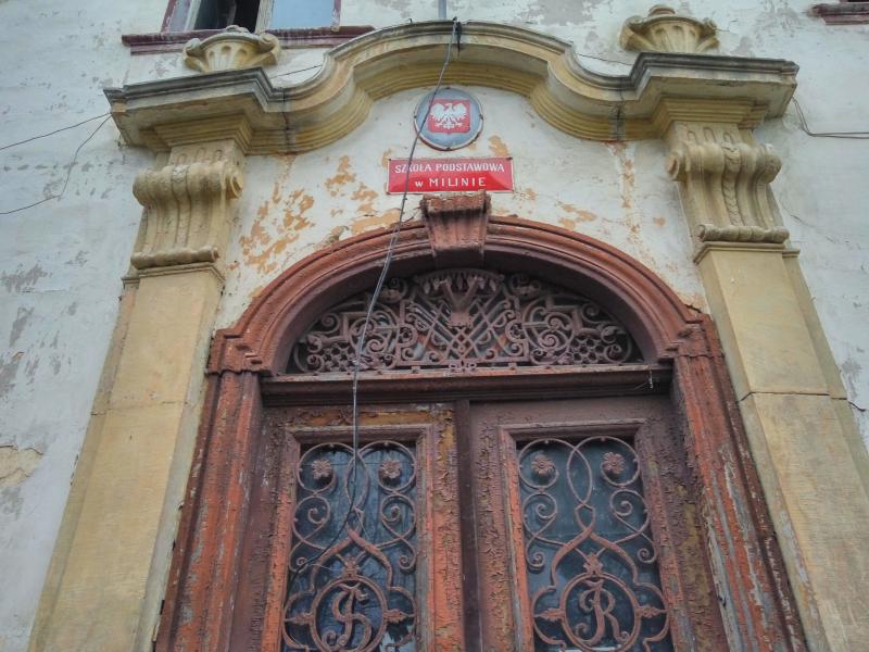 Pałac w Milinie - zbliżenie na portal wejściowy 2015