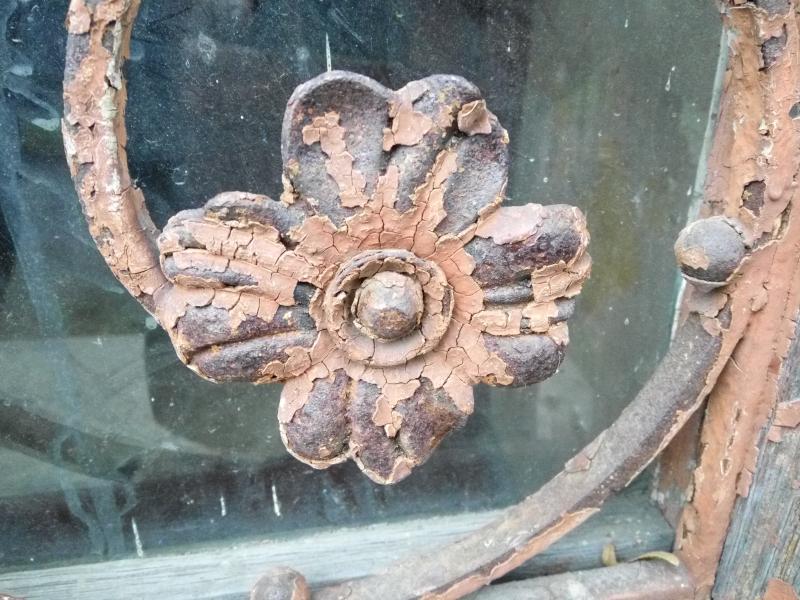 Pałac w Milinie  - kwiatowy detal okucia drzwi wejściowych 2015