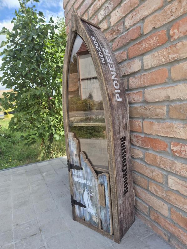 Przystanek turystyczny w Domanicach 2025 regał bookcrossingowy